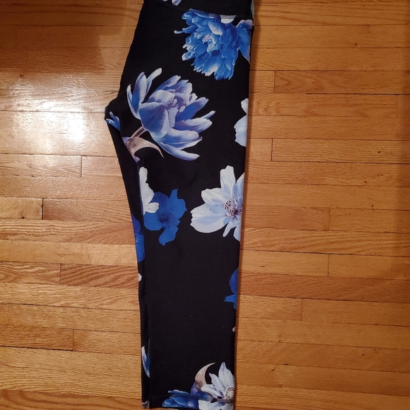 Old Navy Active floral capris - Picture 2 of 3